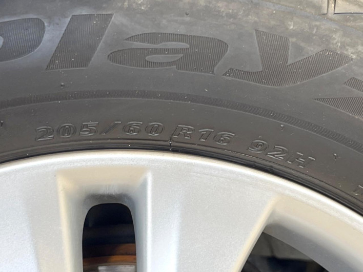 2011 Toyota Voxy DBA-ZRR70W (UW-69f6bd1d68ba9)[21]