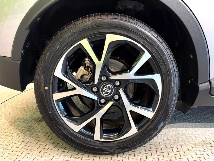 2017 Toyota C-HR DAA-ZYX10 (UW-69f6bd499d1b2)[17]