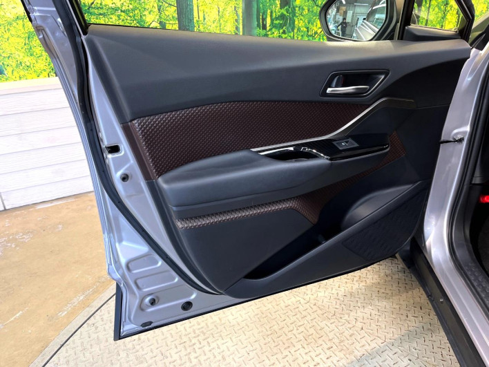 2017 Toyota C-HR DAA-ZYX10 (UW-69f6bd499d1b2)[28]