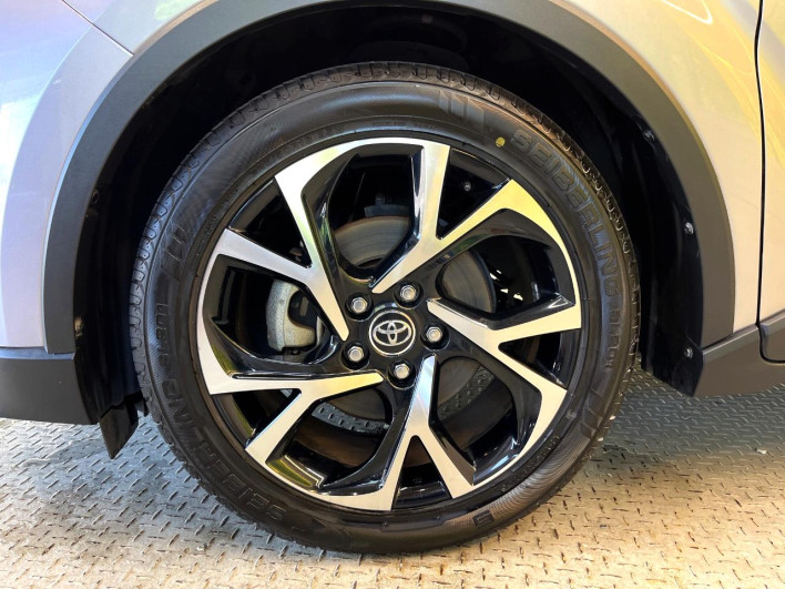 2017 Toyota C-HR DAA-ZYX10 (UW-69f6bd499d1b2)[19]