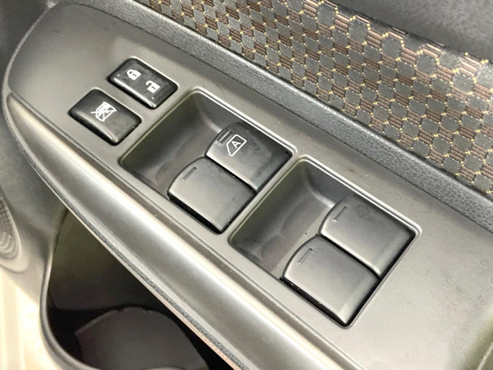 2014 Nissan Note DBA-E12 (UW-69f80d0bc1c01)[11]
