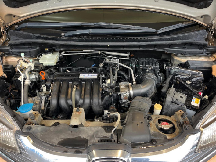 2013 Honda Fit Hybrid DAA-GP5 (UW-69f80d2405e79)[4]