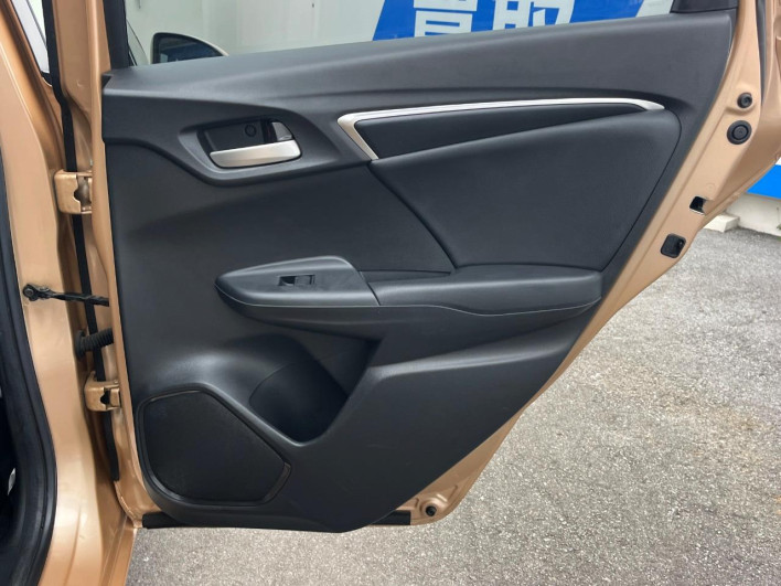2013 Honda Fit Hybrid DAA-GP5 (UW-69f80d2405e79)[18]