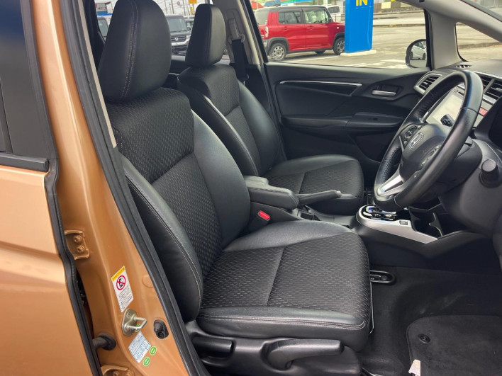 2013 Honda Fit Hybrid DAA-GP5 (UW-69f80d2405e79)[14]