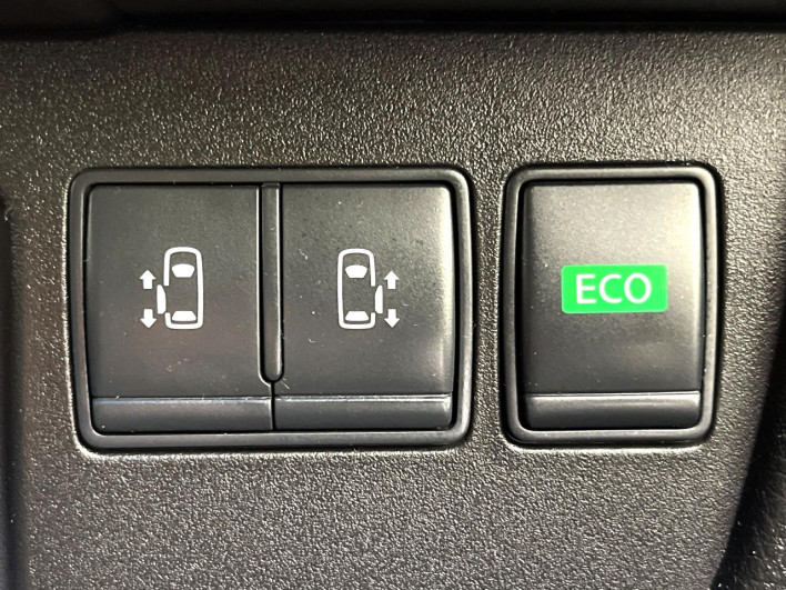 2014 Nissan Serena DAA-HFC26 (UW-69f80d32def84)[11]