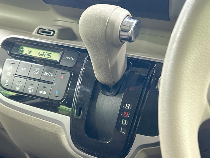 2014 Honda N-BOX DBA-JF1 (UW-69f80d40704e0)[25]