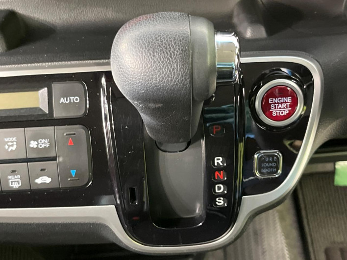 2016 Honda N-BOX CUSTOM DBA-JF1 (UW-69f80d458fcbd)[16]