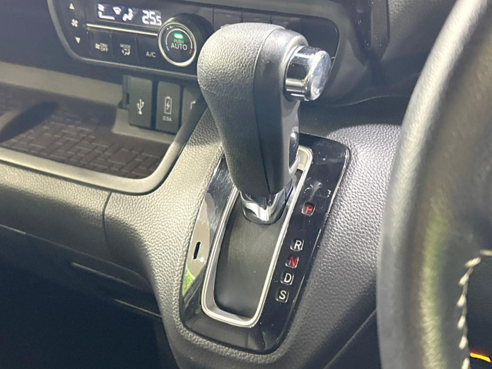 2018 Honda N-BOX CUSTOM DBA-JF3 (UW-69f80d4a0d0f4)[26]