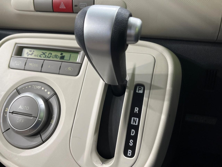 2013 Daihatsu Mira Cocoa DBA-L675S (UW-69f80d7242860)[12]