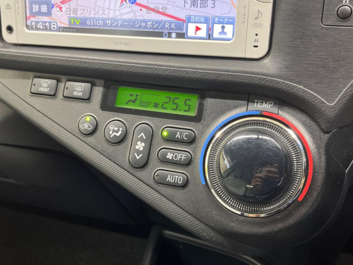 2012 Toyota Aqua DAA-NHP10 (UW-69f80dda67b93)[10]