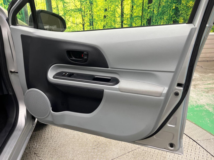 2012 Toyota Aqua DAA-NHP10 (UW-69f80dda67b93)[22]