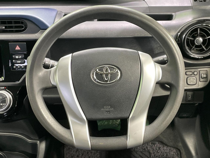 2016 Toyota Aqua DAA-NHP10 (UW-69f80ddb60934)[20]