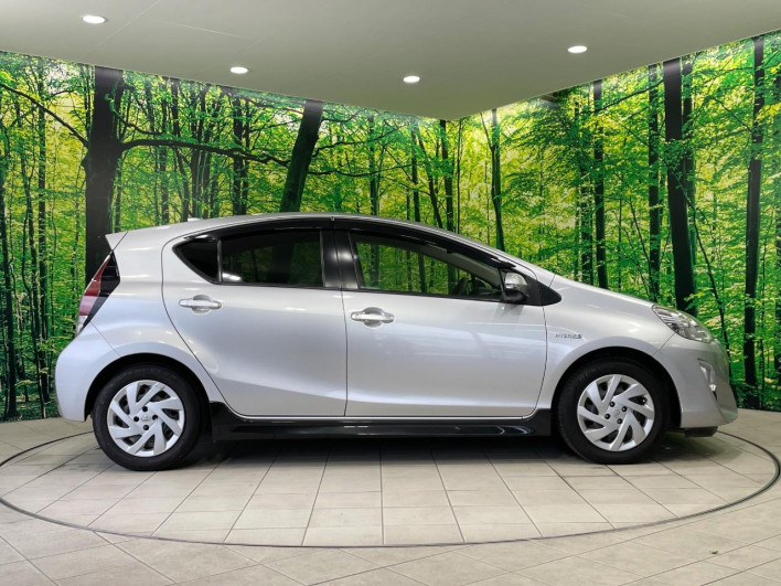 2016 Toyota Aqua DAA-NHP10 (UW-69f80ddb60934)[8]