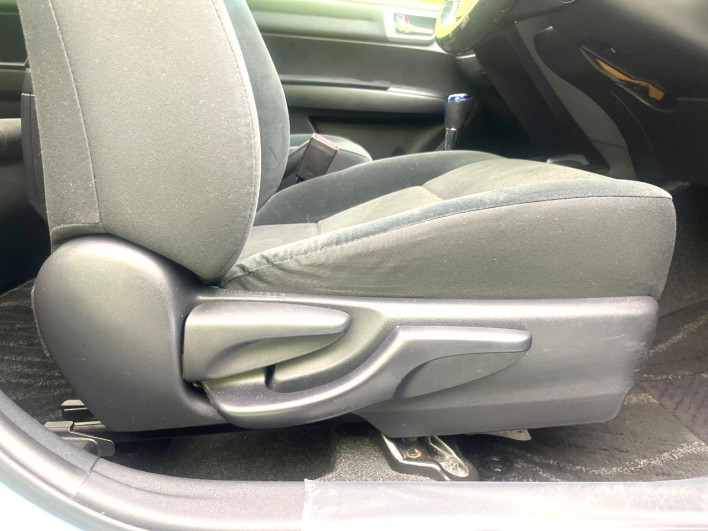 2013 Toyota Corolla Axio DAA-NKE165 (UW-69f80de037c9e)[17]