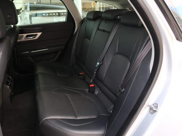 2018 Jaguar XF Sports Brake DBA-JBS2XC (UW-69f80df2a5aa3)[18]
