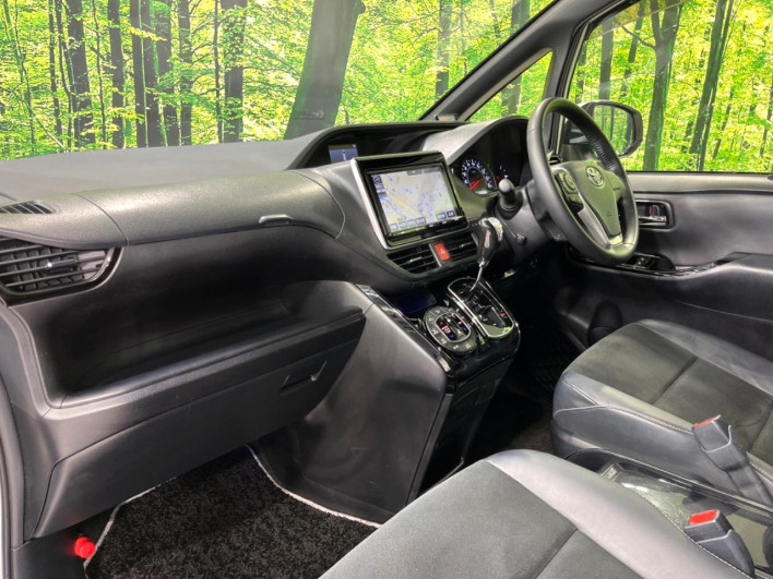 2018 Toyota Noah DBA-ZRR85W (UW-69f80e1f4f4e3)[24]