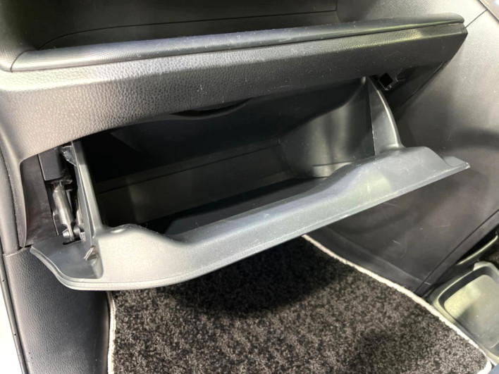 2018 Toyota Noah DBA-ZRR85W (UW-69f80e1f4f4e3)[25]