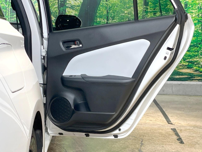 2017 Toyota Prius PHV DLA-ZVW52 (UW-69f80e2cbbda4)[8]