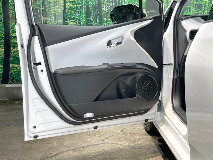 2017 Toyota Prius PHV DLA-ZVW52 (UW-69f80e2cbbda4)[5]