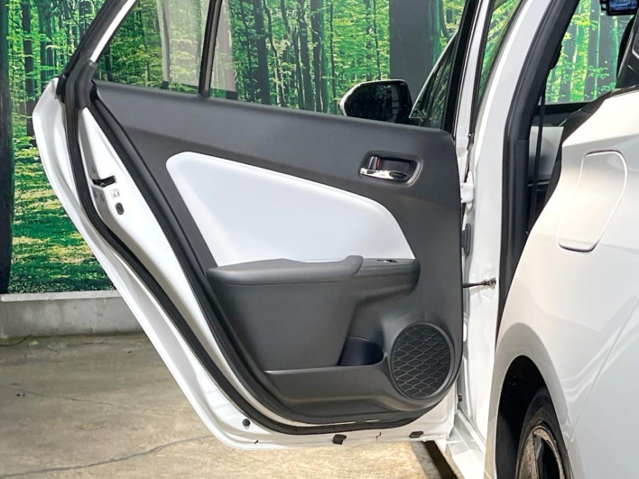 2017 Toyota Prius PHV DLA-ZVW52 (UW-69f80e2cbbda4)[6]