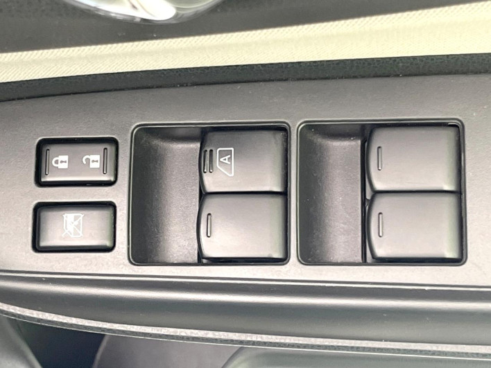 2017 Nissan Note DBA-E12 (UW-69f95e0f021e0)[14]