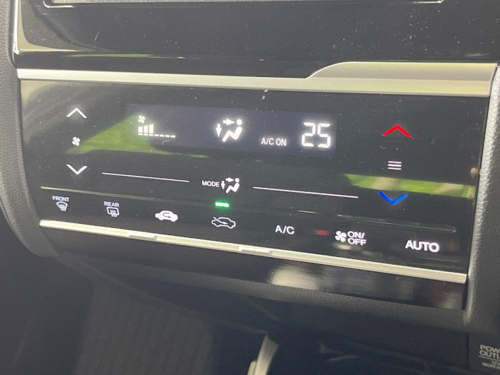 2014 Honda Fit Hybrid DAA-GP5 (UW-69f95e250a6b2)[24]