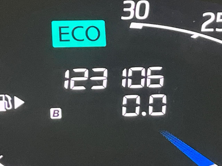 2014 Nissan Serena DAA-HFC26 (UW-69f95e370c1c0)[2]