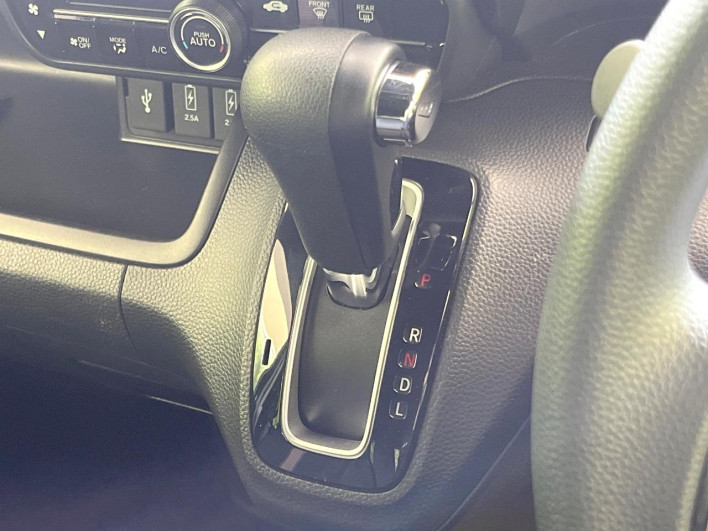 2018 Honda N-BOX CUSTOM DBA-JF3 (UW-69f95e4680f78)[22]