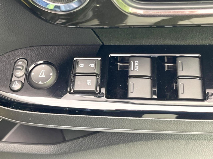 2018 Honda N-BOX CUSTOM DBA-JF3 (UW-69f95e4680f78)[13]