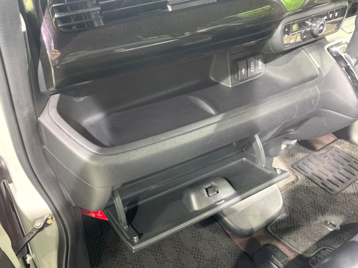 2019 Honda N-BOX CUSTOM DBA-JF3 (UW-69f95e482de80)[4]