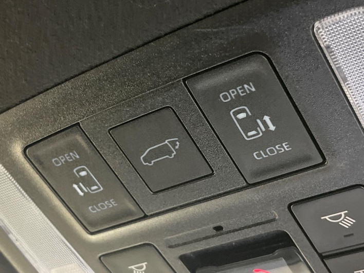 2022 Toyota Voxy 6BA-MZRA90W (UW-69f95eaee13e6)[22]