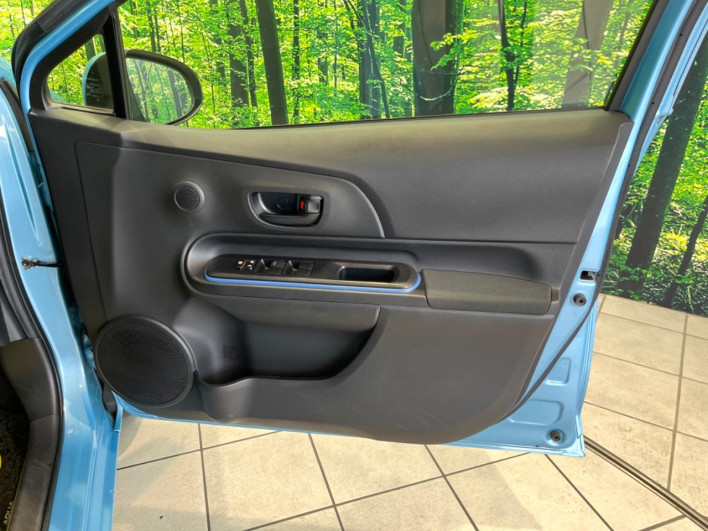 2014 Toyota Aqua DAA-NHP10 (UW-69f95eb494c61)[16]