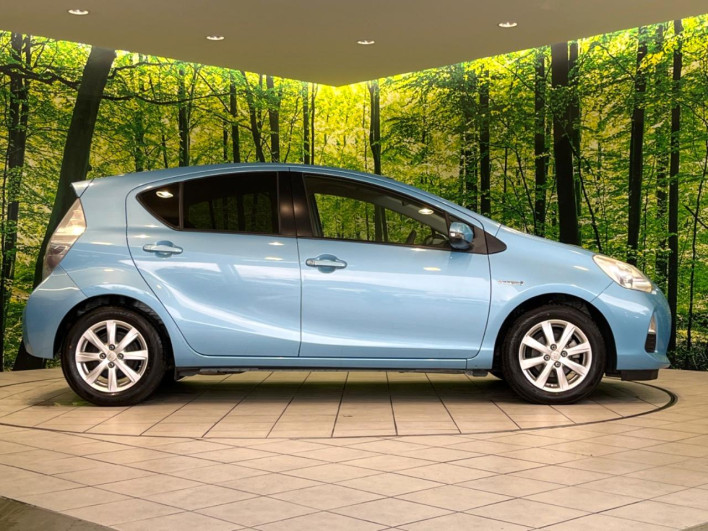 2014 Toyota Aqua DAA-NHP10 (UW-69f95eb494c61)[11]