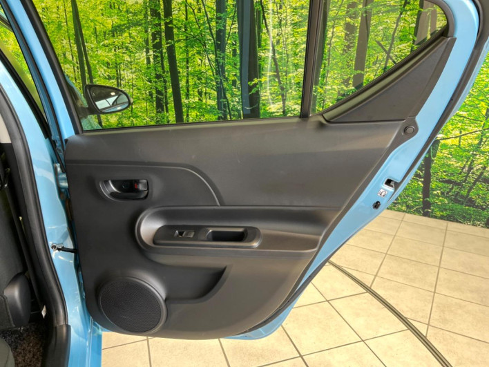 2014 Toyota Aqua DAA-NHP10 (UW-69f95eb494c61)[15]