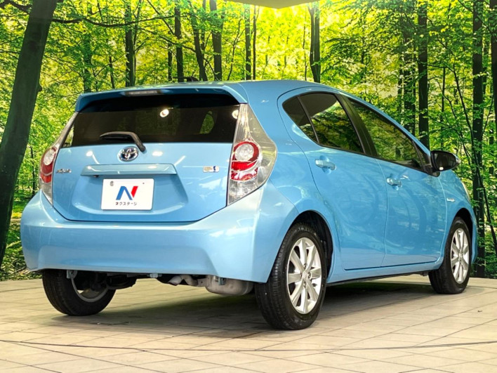 2014 Toyota Aqua DAA-NHP10 (UW-69f95eb494c61)[10]