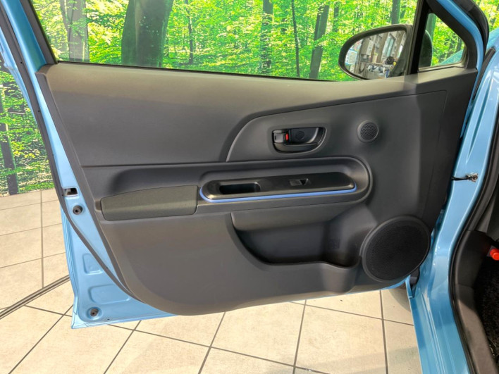 2014 Toyota Aqua DAA-NHP10 (UW-69f95eb494c61)[13]