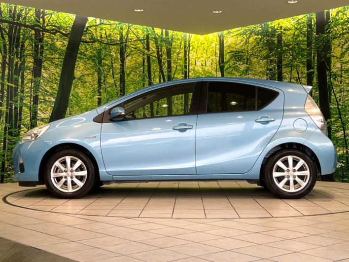 2014 Toyota Aqua DAA-NHP10 (UW-69f95eb494c61)[7]