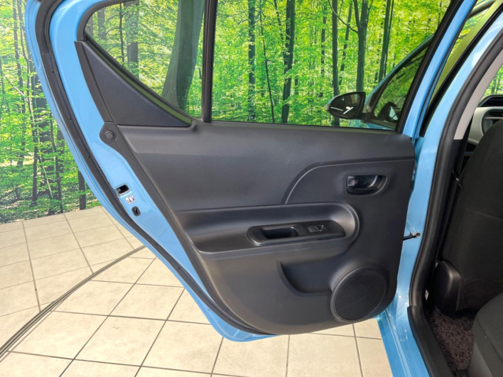 2014 Toyota Aqua DAA-NHP10 (UW-69f95eb494c61)[14]