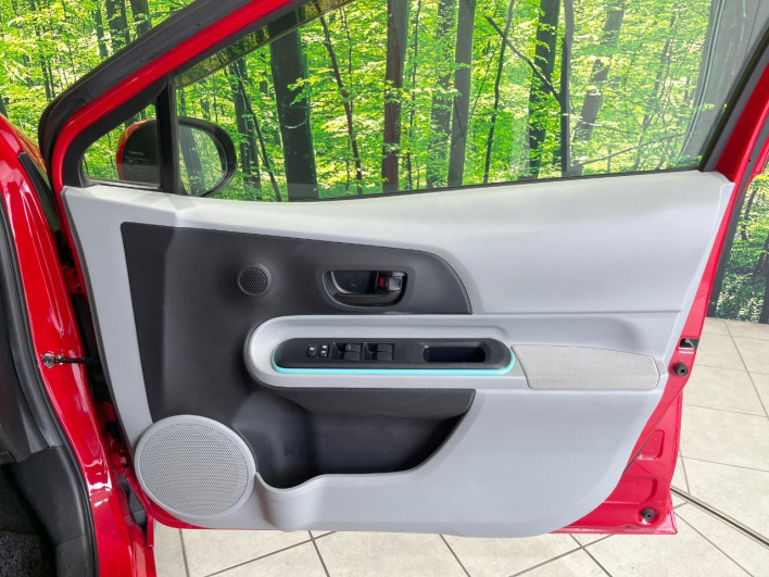 2013 Toyota Aqua DAA-NHP10 (UW-69f95eb70ab84)[23]