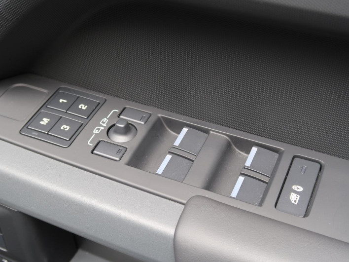 2024 Land Rover Defender 3CA-LE72WAB (UW-69f95ecc4ae9d)[17]