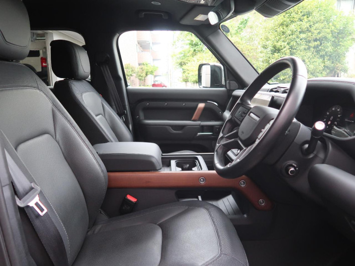 2024 Land Rover Defender 3CA-LE72WAB (UW-69f95ecc4ae9d)[16]
