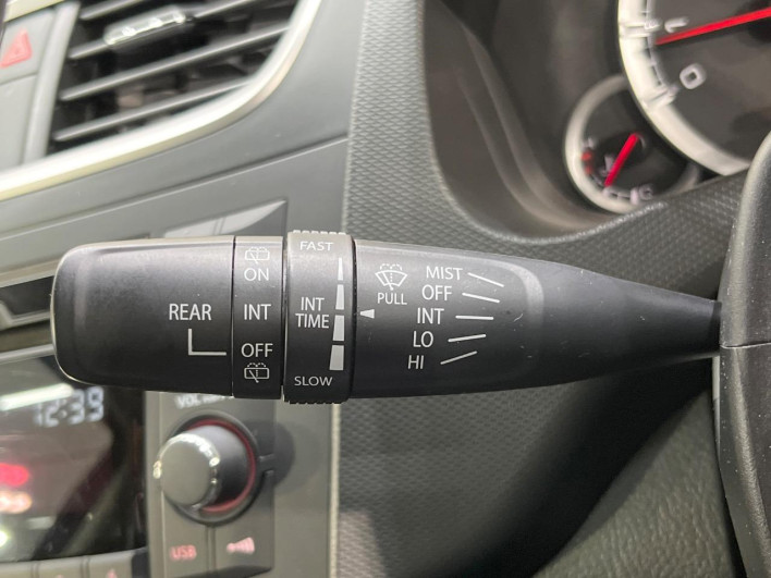 2013 Suzuki Swift DBA-ZC72S (UW-69f95ee37876d)[13]