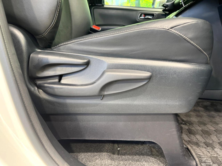 2018 Toyota Noah DBA-ZRR80W (UW-69f95ee92f17b)[29]