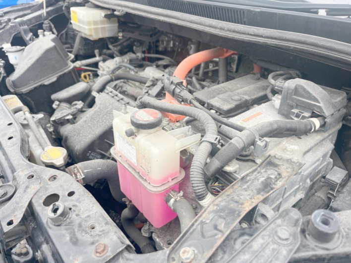 2015 Toyota Voxy DAA-ZWR80G (UW-69f95ef820385)[15]