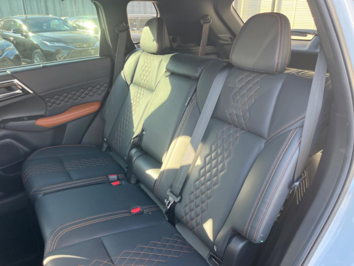 2023 Mitsubishi OUTLANDER PHEV 5LA-GN0W (UW-69faaf55d6a2a)[13]