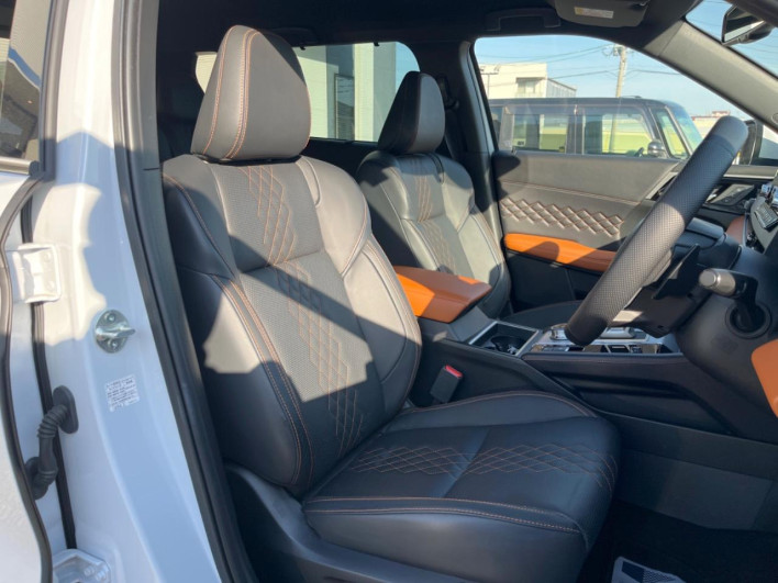 2023 Mitsubishi OUTLANDER PHEV 5LA-GN0W (UW-69faaf55d6a2a)[16]