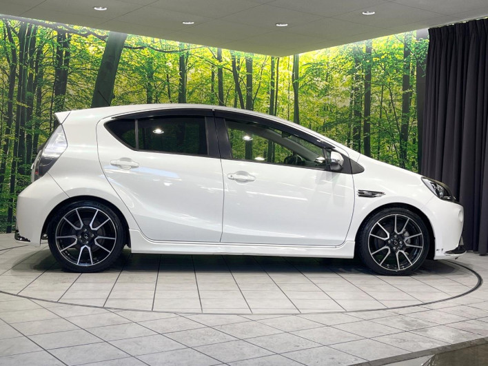 2014 Toyota Aqua DAA-NHP10 (UW-69faafc9a439a)[10]