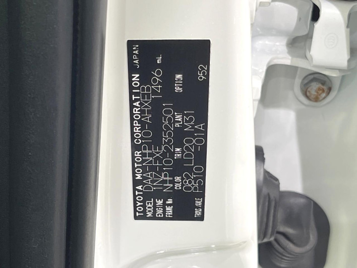 2014 Toyota Aqua DAA-NHP10 (UW-69faafc9a439a)[1]
