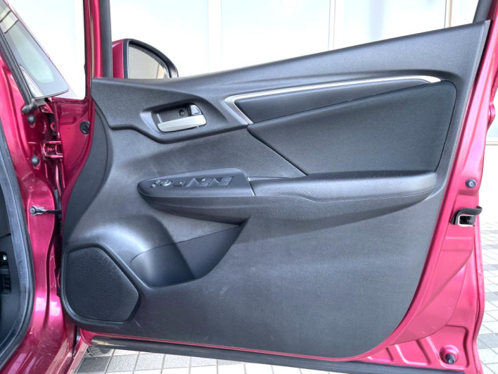 2018 Honda Fit DBA-GK3 (UW-69fc00cd4b437)[20]