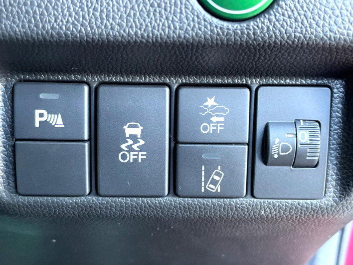 2018 Honda Fit DBA-GK3 (UW-69fc00cd4b437)[24]